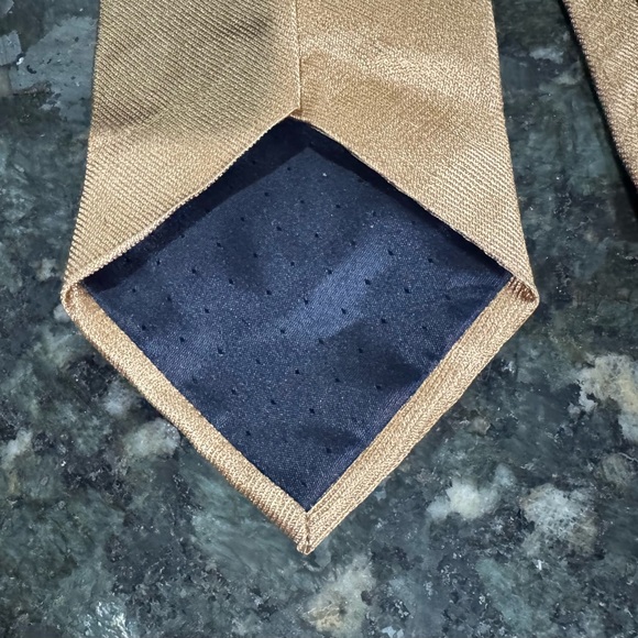 Coveri Collection Men’s Gold 100% Silk Necktie - Picture 4 of 7